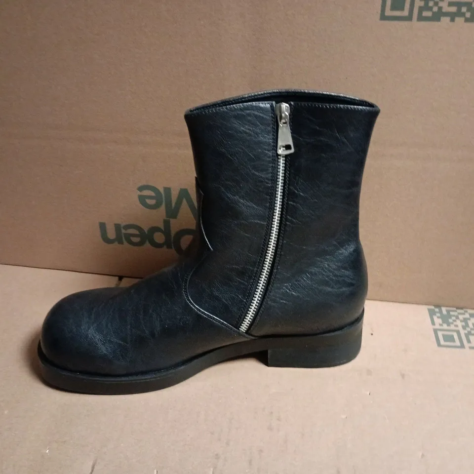 BOXED KOI FATELESS MEN'S STACKED BIKER BOOTS - VINTAGE BLACK, UK 9