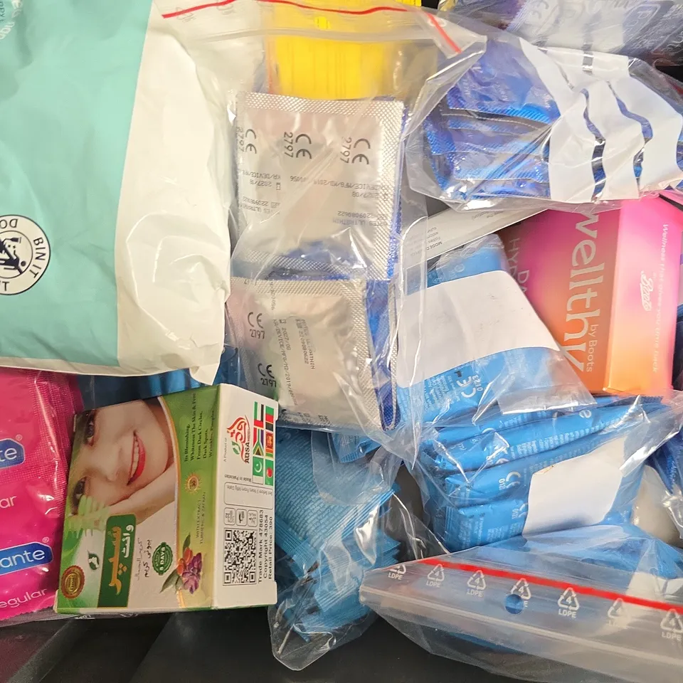 APPROXIMATELY 20 ASSORTED COSMETIC ITEMS TO INCLUDE ORIGINS, NIP+FAB, ETC - COLLECTION ONLY