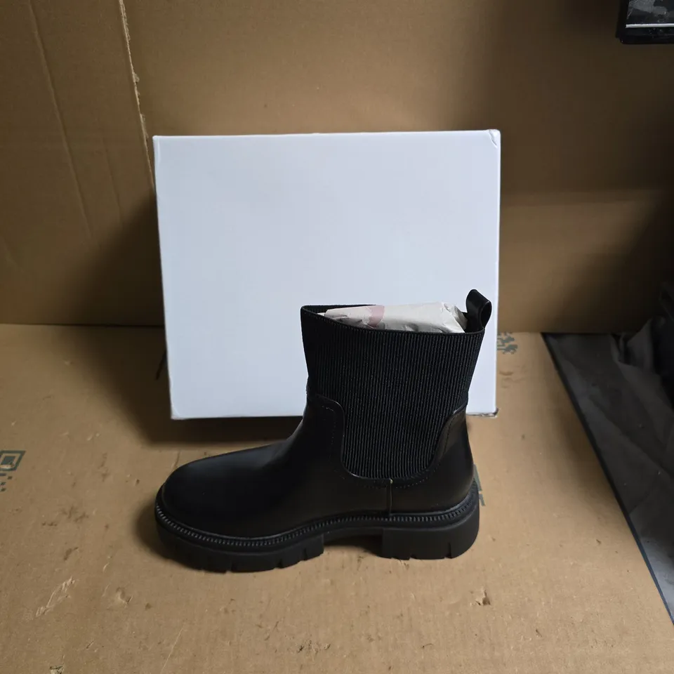 UGG BLACK LEATHER ANKLE BOOT WITH RIBBED KNIT SHAFT - EUR SIZE 39