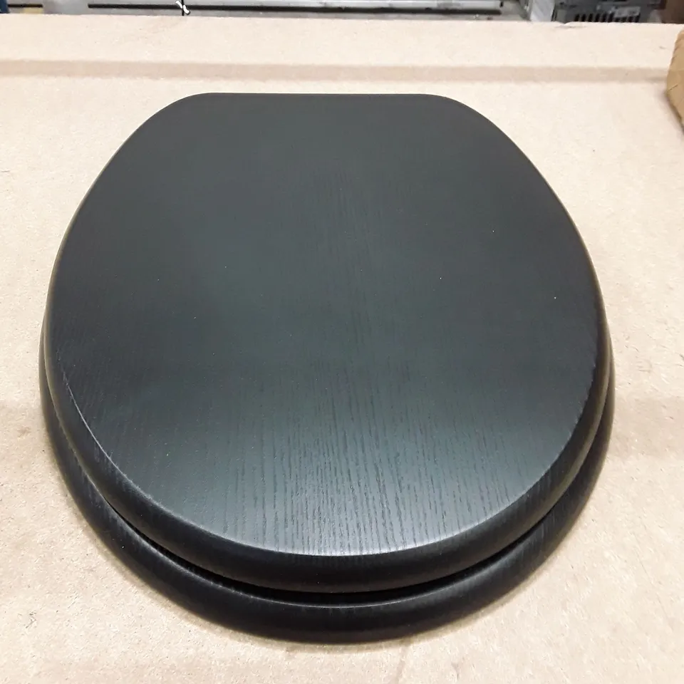 BOXED EAST URBAN HOME PREMIUM TOILET SEAT 