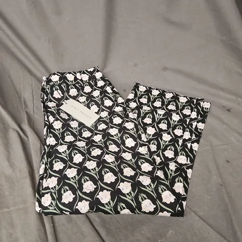 MINT VELVET BLACK FLORAL PRINT CAPRI TROUSERS – UK 12S (EU 40S, US 8S)