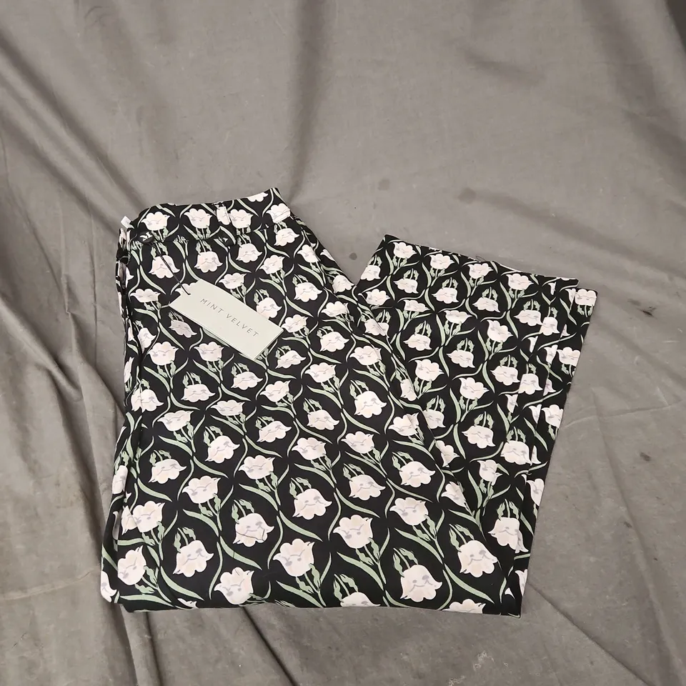 MINT VELVET BLACK FLORAL PRINT CAPRI TROUSERS – UK 12S (EU 40S, US 8S)