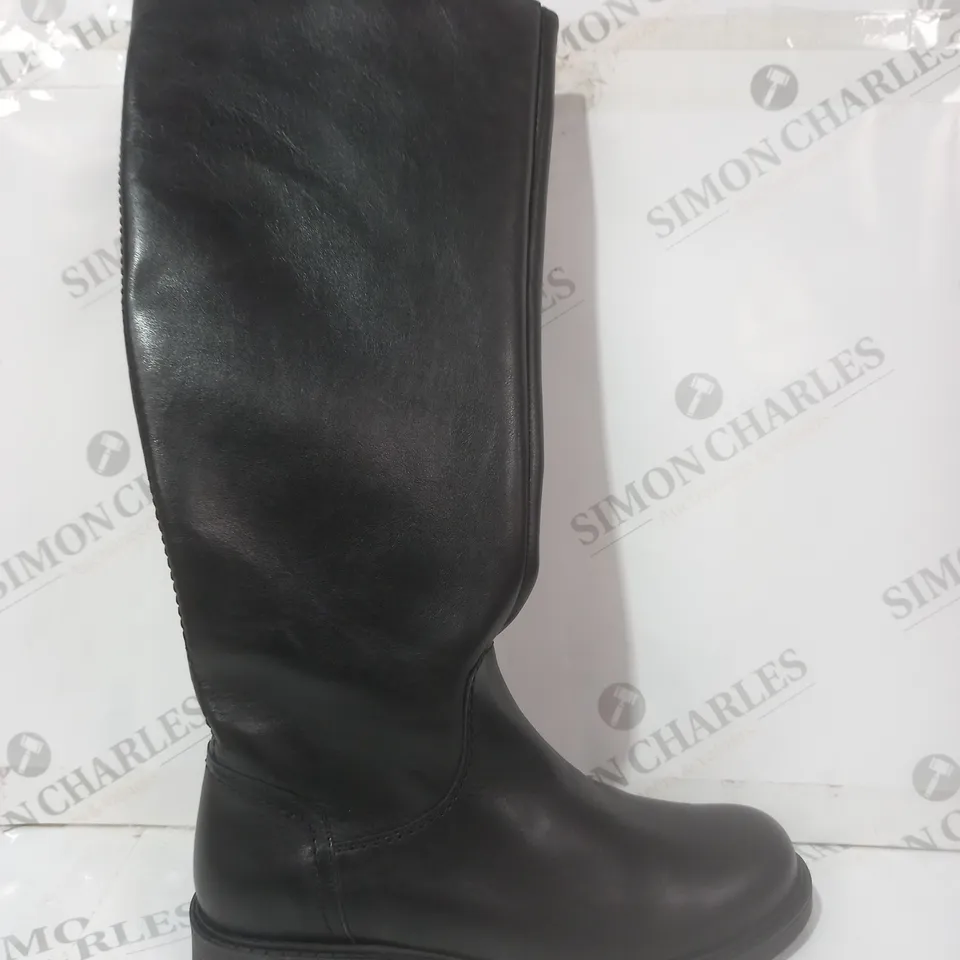 BOXED PAIR OF CLARKS ORINOCO2 LONG KNEE-HIGH BOOTS IN BLACK UK SIZE 7