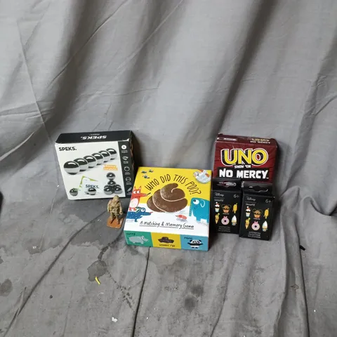 APPROXIMATELY 15 ASSORTED ITEMS OF TOYS AND GAMES INCLUDING UNO NO MERCY CARDS, DISNEY MYSTERY PINS AND SPEKS SILVER BALL GAME
