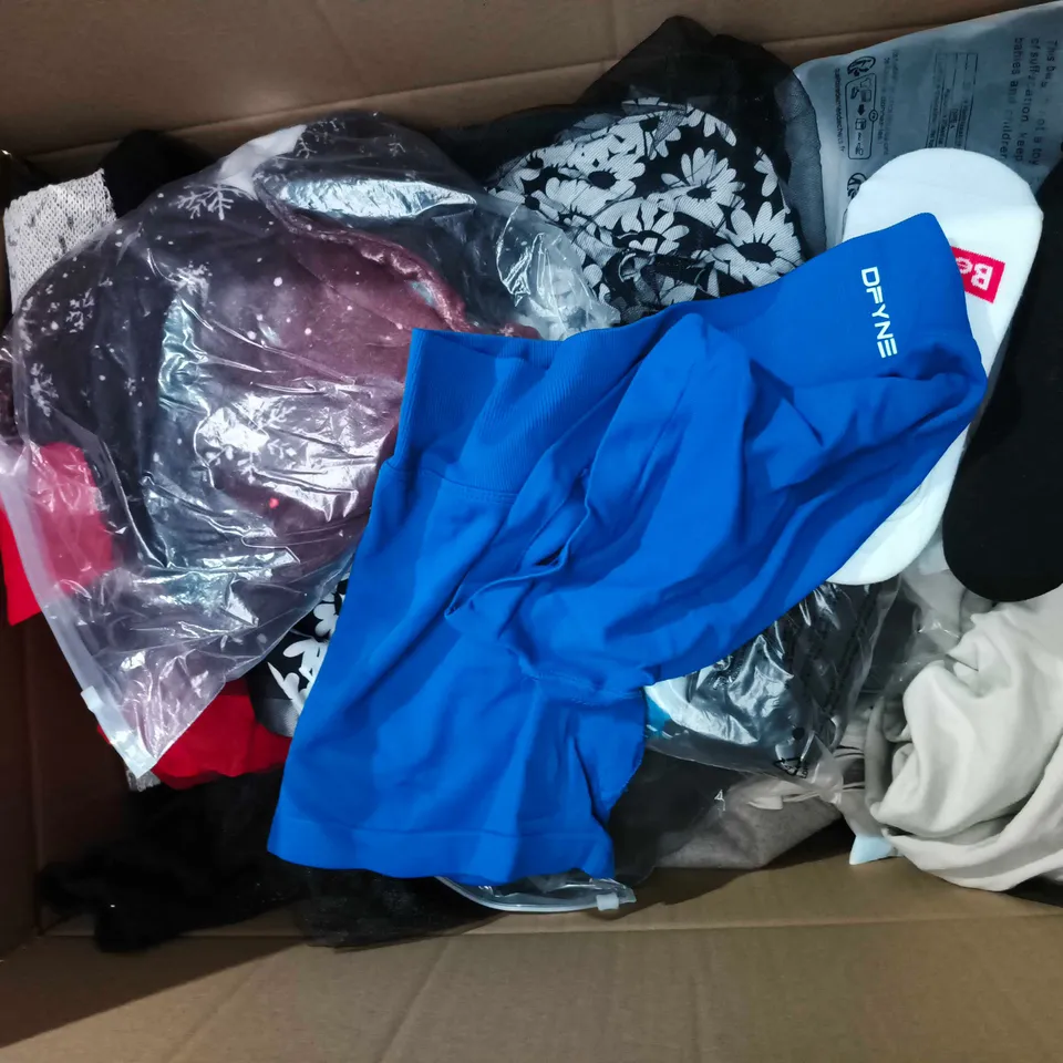 APPROXIMATELY 25 ASSORTED CLOTHING ITEMS IN VARIOUS SIZES, STYLES & COLOURS TO INCLUDE BRANDS SUCH AS ZARA, STAR WARS, BENCH, ETC - COLLECTION ONLY