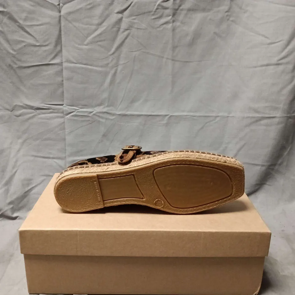 BOXED PAIR OF  PENELOPE CHILVERS FLORA LEOPARD VELVET ESPADRILLE – UK 5 (EU 38) BROWN