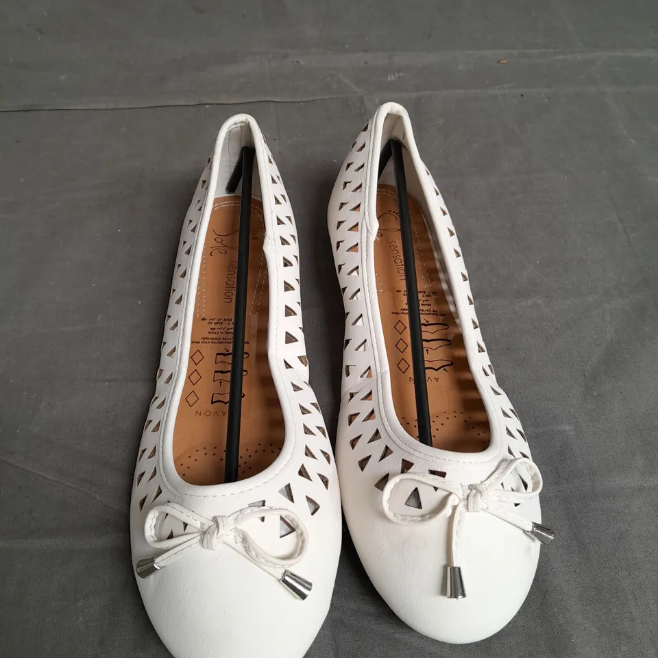 APPROXIMATELY 10 PAIRS OF LADIES SOLE SENSATION CUT OUT DETAIL PUMPS WHITE SIZE 7