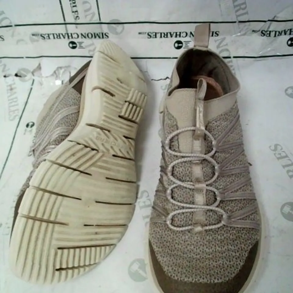 SKECHERS GLIDER SLIP ON BUNGEE TRAINER - SIZE 3