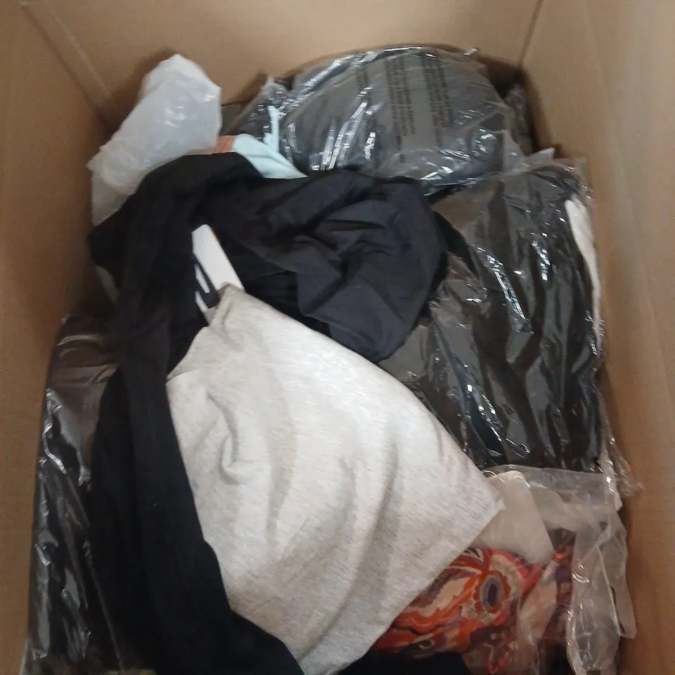 BOX OF APPROXIMATELY 25 ASSORTED CLOTHING ITEMS TO INCLUDE YOURS, ROMAN, ZARA ETC