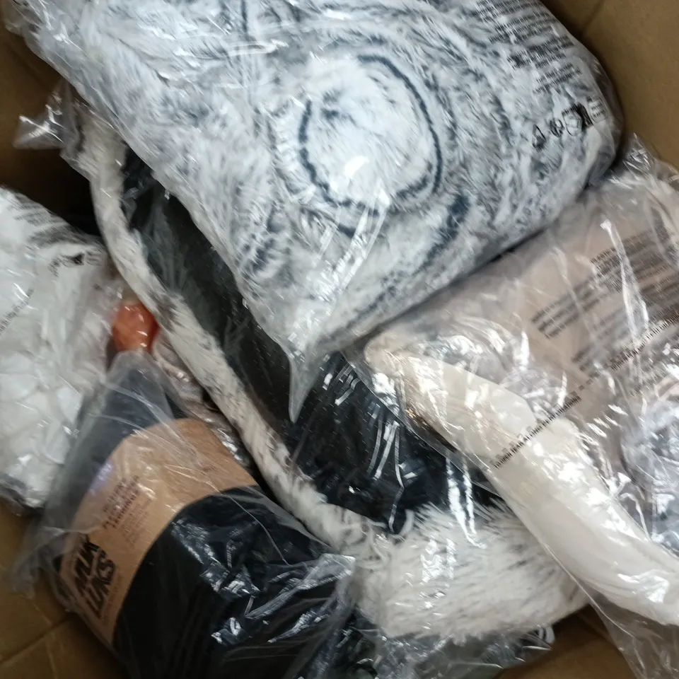 APPROXIMATELY 15 ASSORTED CLOTHING ITEMS IN VARIOUS SIZES, STYLES & COLOURS TO INCLUDE BRANDS SUCH AS FINERY, MUK LUKS, COZEE HOME, ETC - COLLECTION ONLY