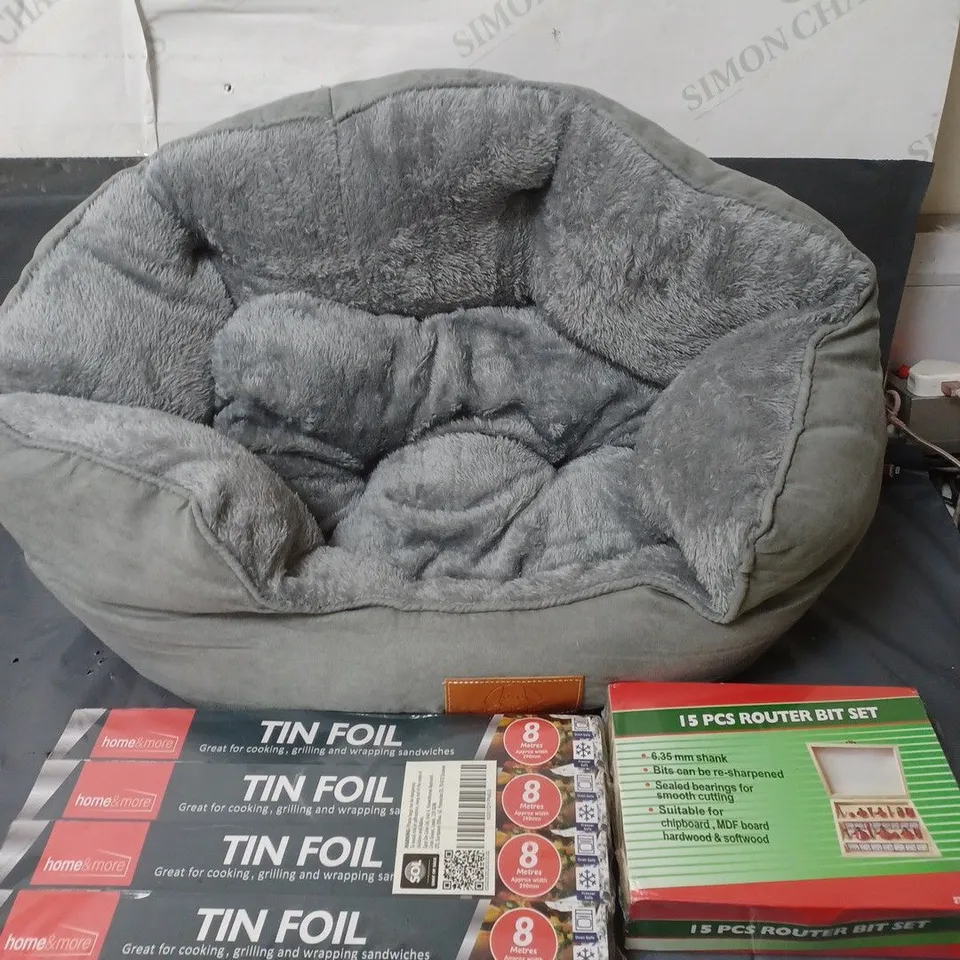 APPROXIMATELY 20 ASSORTED HOUSEHOLD ITEMS TO INCLUDE PET BED, TOOLS AND KITCHENWARE