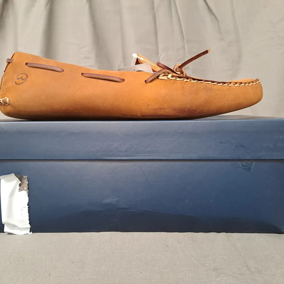 BOXED PAIR OF ORCA BAY NAVAJO SHOES IN SAND EU SIZE 45