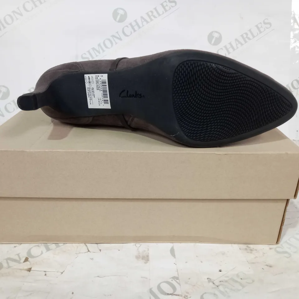 BOXED PAIR OF CLARKS CALLA ASTER SUEDE HEELED BOOTS IN DARK GREY UK SIZE 7