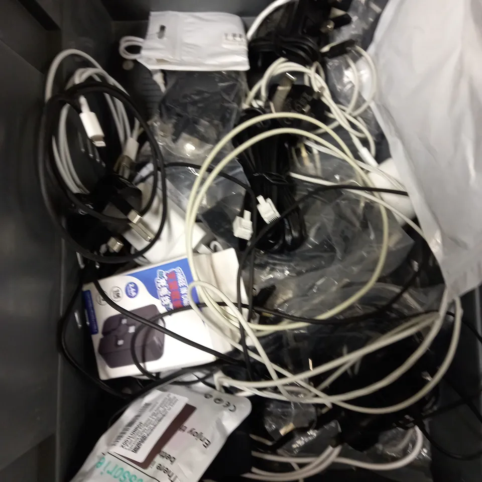 BOX OF APPROXIMATELY 20 SMARTPHONE CHARGING ACCESSORIES TO INCLUDE USB CHARGING PLUGS, BRAIDED LIGHTNING CABLE, MULTI PORT CHARGERS ETC