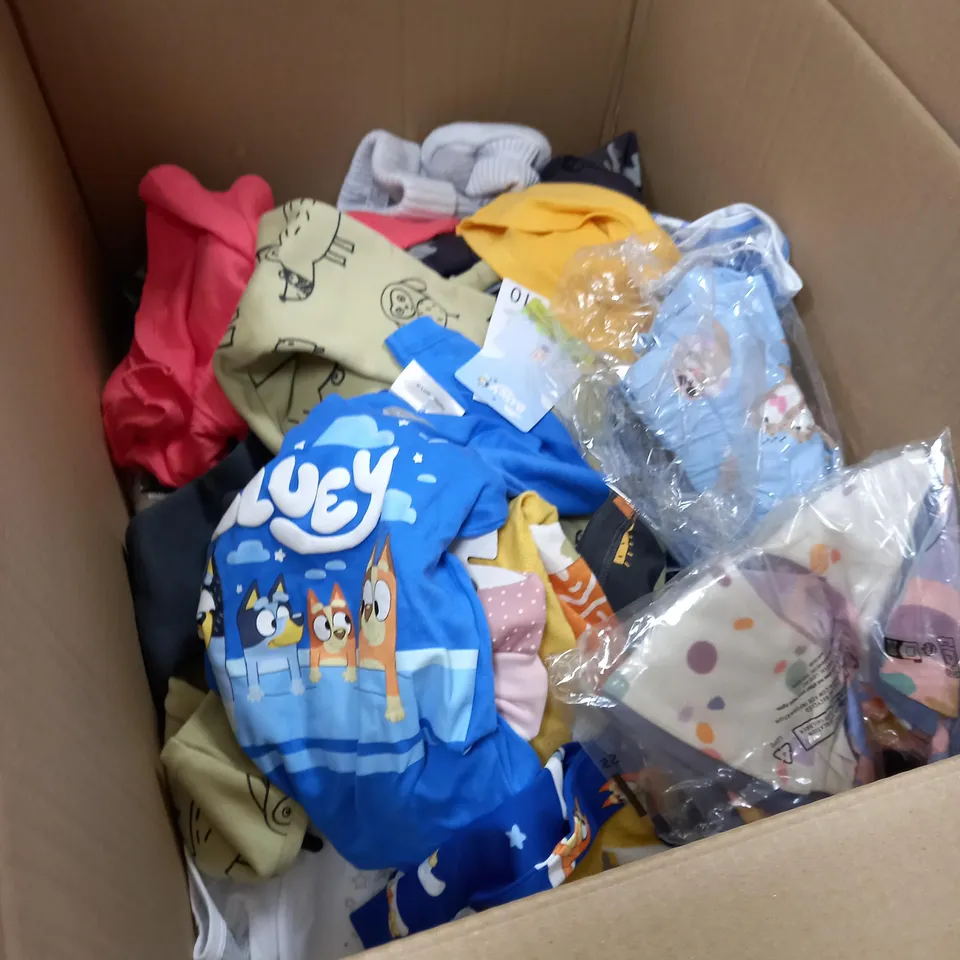 JOB LOT OF BABY CLOTHES APPROXIMATELY 30 INCLUDING SLEEP CLOTHES, WINTER SETS, T-SHIRTS ETC