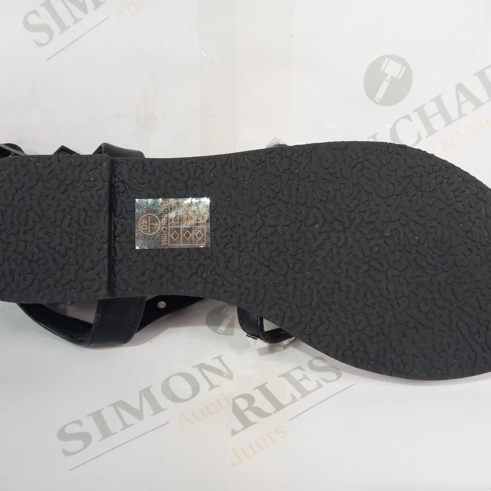 BOXED PAIR OF STYLE SHOES OPEN TOE STRAPPY FLAT SANDALS IN BLACK W. STUDS SIZE 7