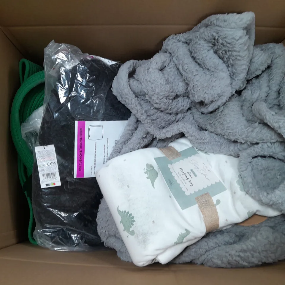 APPROXIMATELY 8 ASSORTED HOUSEHOLD ITEMS TO INCLUDE VARIOUS BEDDING IN VARIOUS SIZES AND STYLES 
