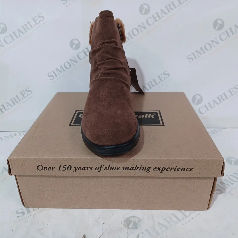 BOXED PAIR OF CUSHION-WALK FAUX FUR TRIM BUCKLE BOOTS IN BROWN SIZE 4