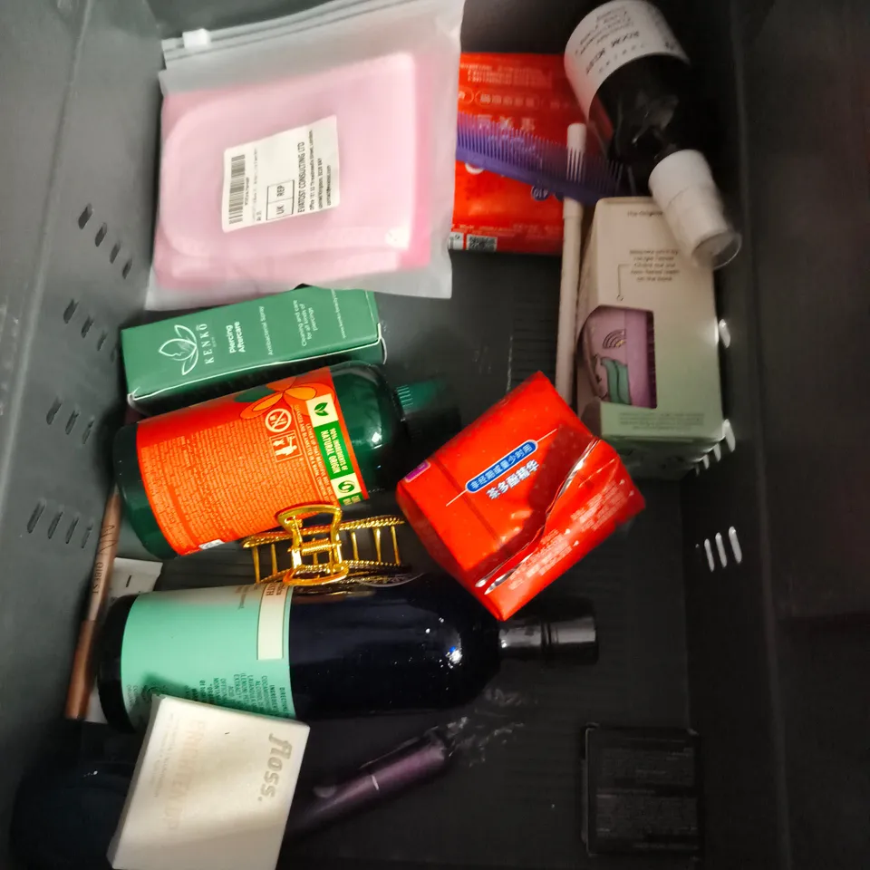 APPROXIMATEY 20 ASSORTED HEALTH AND BEAUTY PRODUCTS TO INCLUDE - SALCURA JUNIOR DAILY NOURISHING SPRAY - CHILD'S FARM ROLL-ON SUN LOTION - CAREX HAND WASH - ETC