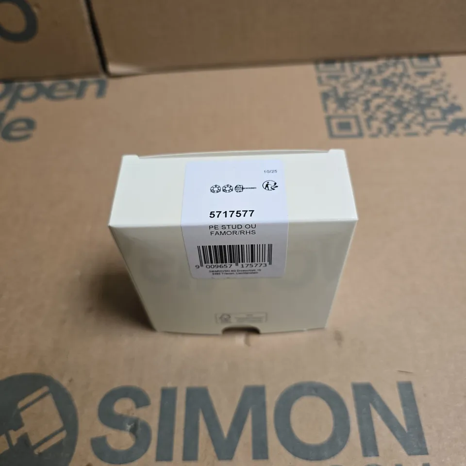 SWARVOSKI CLEAR STONE STUD EARRINGS 