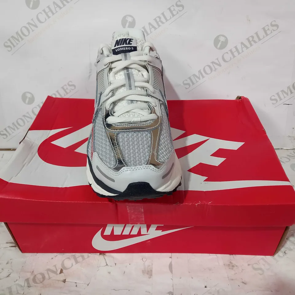 BOXED PAIR OF NIKE VOMERO 5 TRAINERS IN GREY/METALLIC SILVER UK SIZE 10