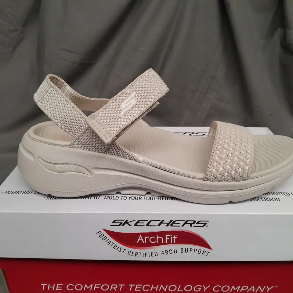 BOXED PAIR OF SKECHERS GO WALK OPEN TOE LOW WEDGE SANDALS IN CREAM SIZE 6