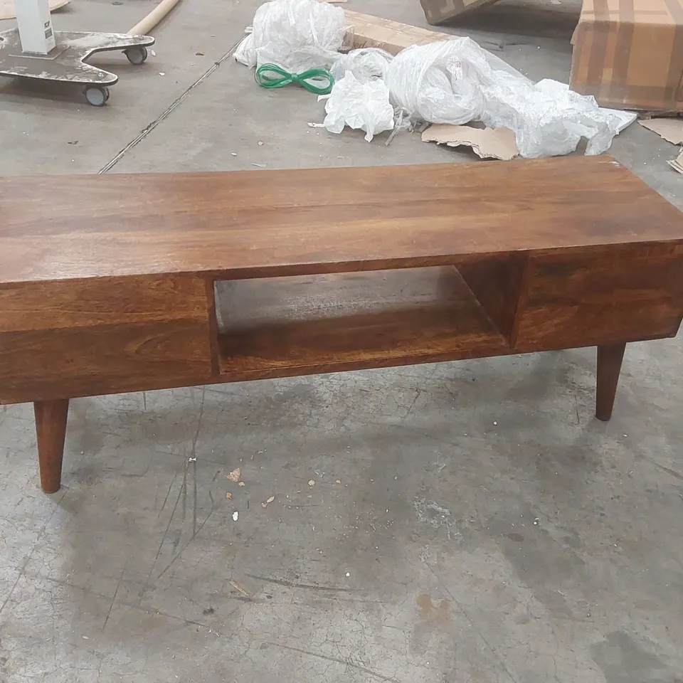 CLASSIC OAK-ISH COFFEE TABLE COLOUR: CHESTNUT