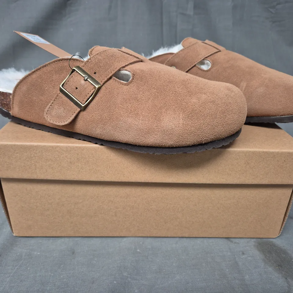 BOXED PAIR OF FENLAND MEN'S CLOG SANDALS IN CHESTNUT SIZE 9/10