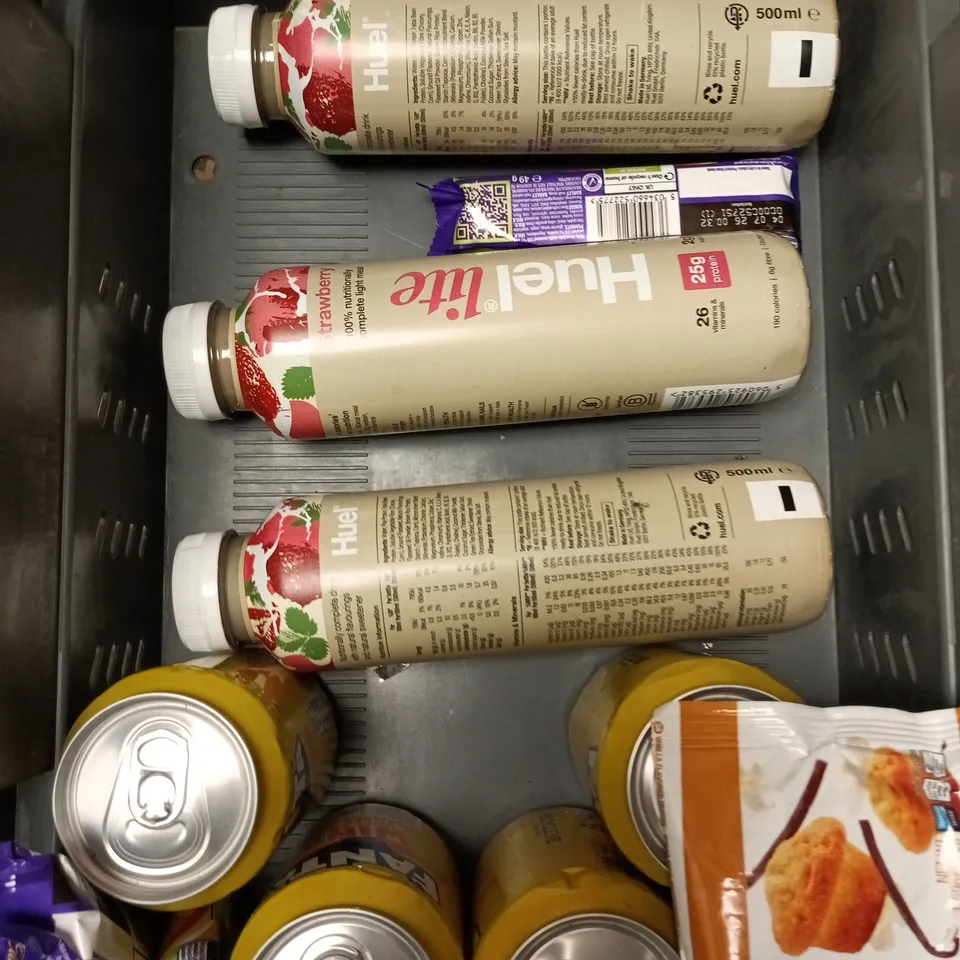 APPROXIMATELY 10 ASSORTED FOOD/DRINK PRODUCTS TO INCLUDE FANTA, STARBAR, GRANOLA ETC