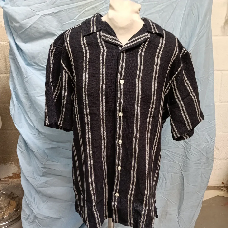 ONLY & SONS STRIPED SHORT-SLEEVE SHIRT – DARK NAVY, SIZE L