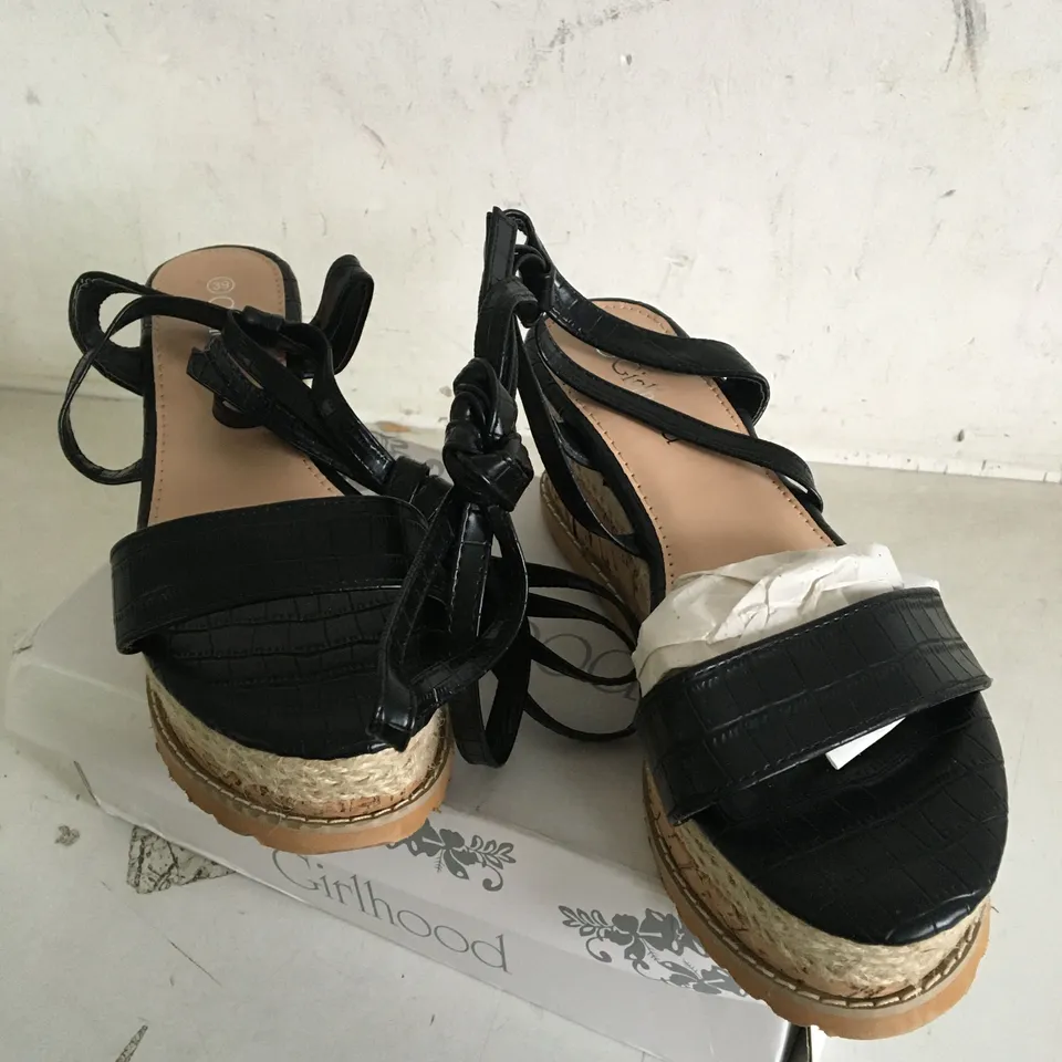 BOXED PAIR OF SIZE 39 GIRLHOOD PLATFORM SHOES