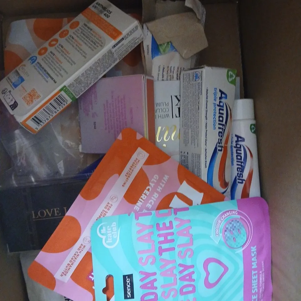 APPROX 12 ASSORTED BEAUTY PRODUCTS TO INCLUDE KERASTASE SHAMPOO, SOAP&GLORY BODY BUTTER, CLINIQUE MAKEUP REMOVER, ETC 