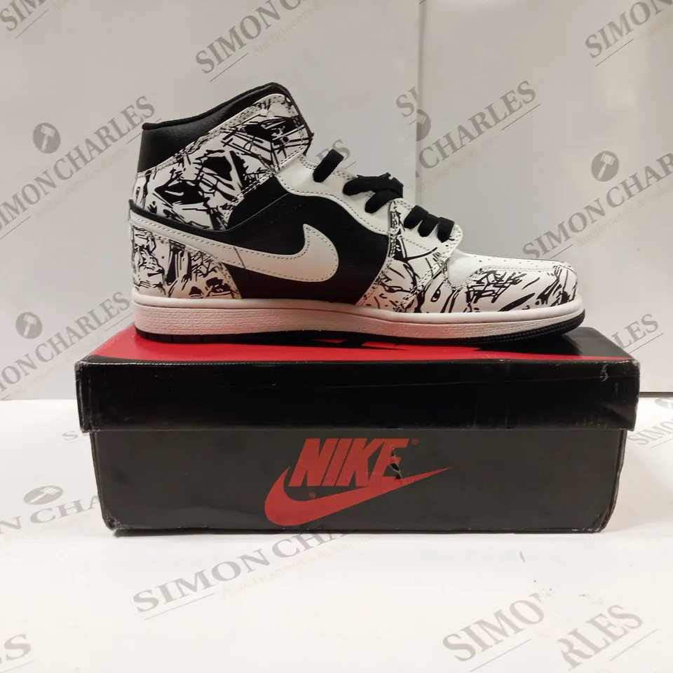 BOXED PAIR OF NIKE 575441 AIR JORDAN 1 IN BLACK/WHITE/MESH UK SIZE 10 