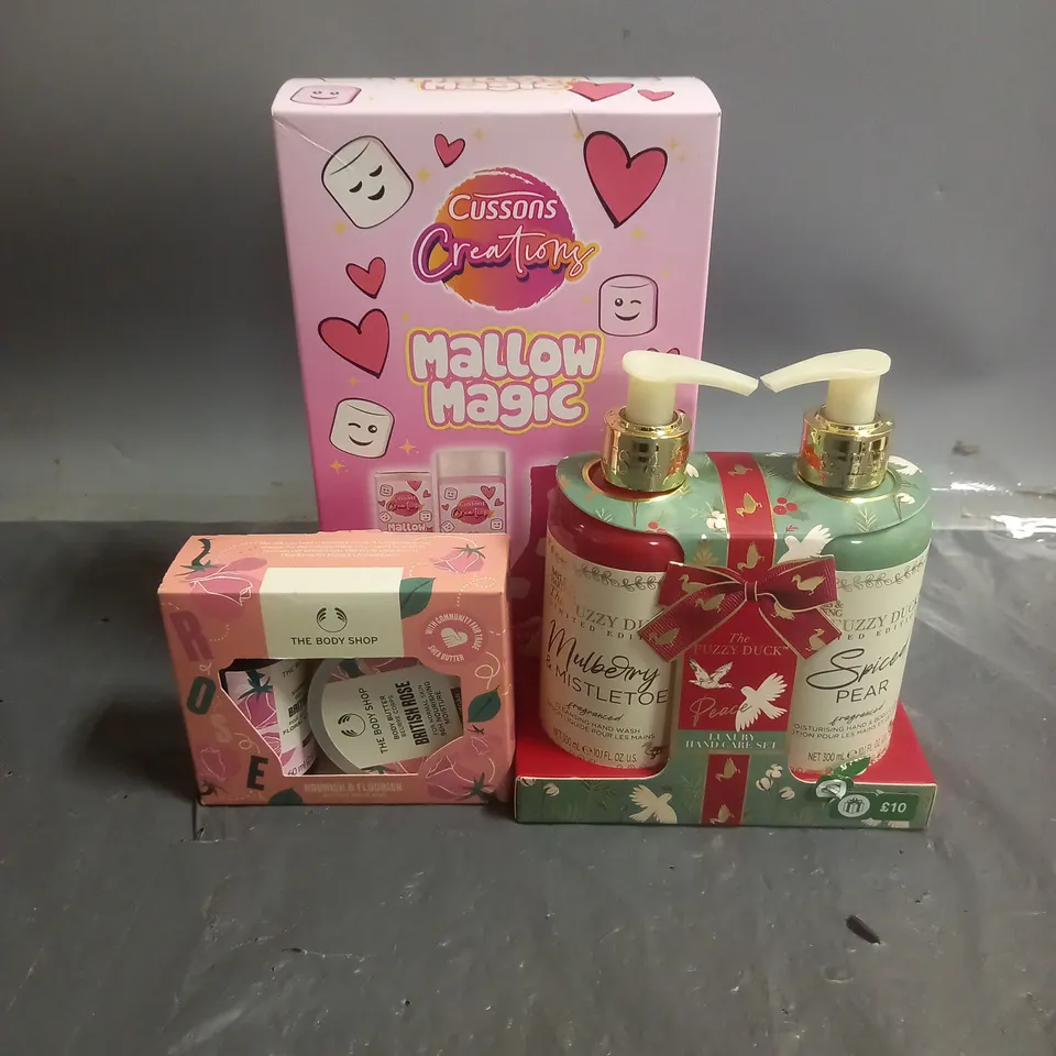 LOT OF 3 ASSORTED COSMETIC BOXSETS TO INCLUDE - CUSSONS CREATIONS MALLOW MAGIC BATH SET, BAYLIS & HARDING THE FUZZY DUCK HAND CARE SET AND THE BODY SHOP BRITISH ROSE DUO