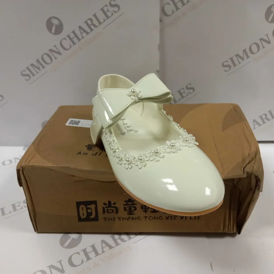 BOXED PAIR OF KIDS SHOES 