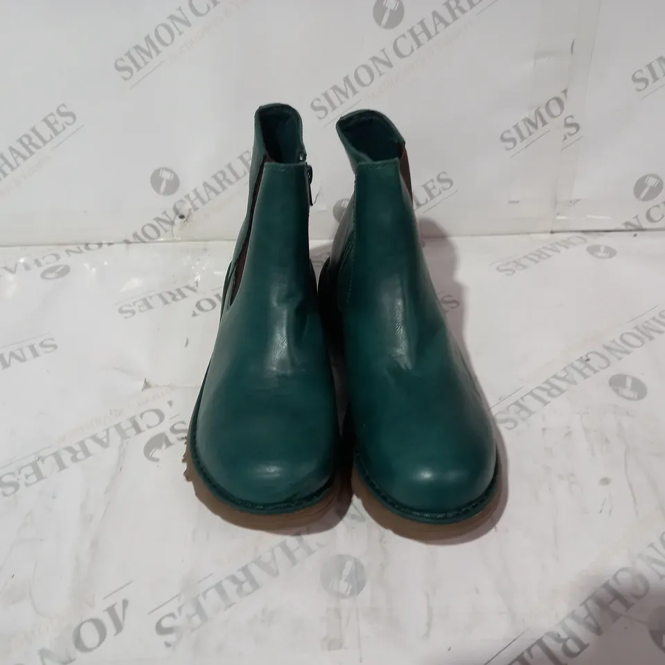 GREEN LEATHER BOOTS SIZE 38