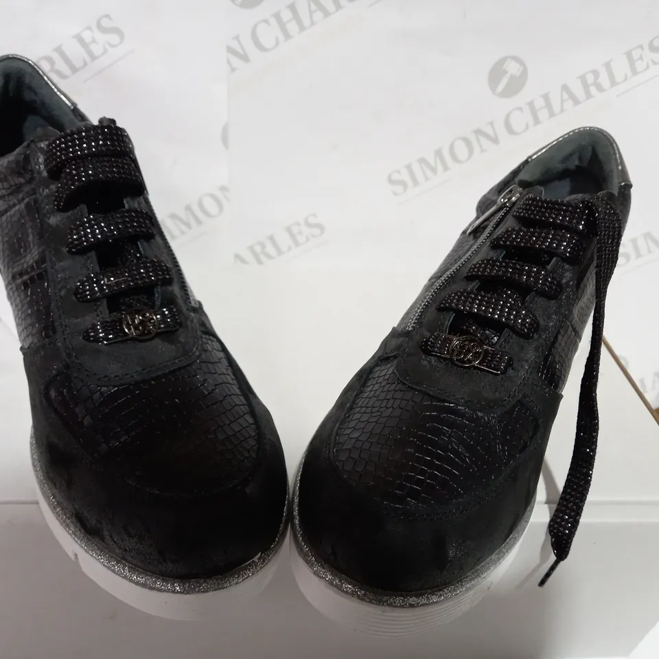 BOXED PAIR OF MODA BLACK TRAINER - SIZE 7