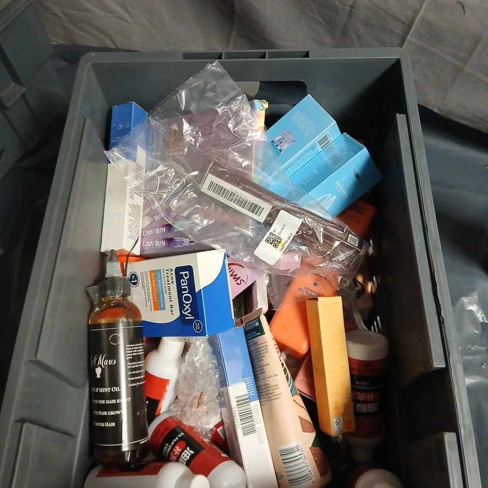 APPROXIMATELY 20 ASSORTED COSMETIC ITEMS TO INCLUDE POWDER BLUSH, ACNE TREATMENT BAR, VO5, HAIR IDENTIFIER SPRAY ETC