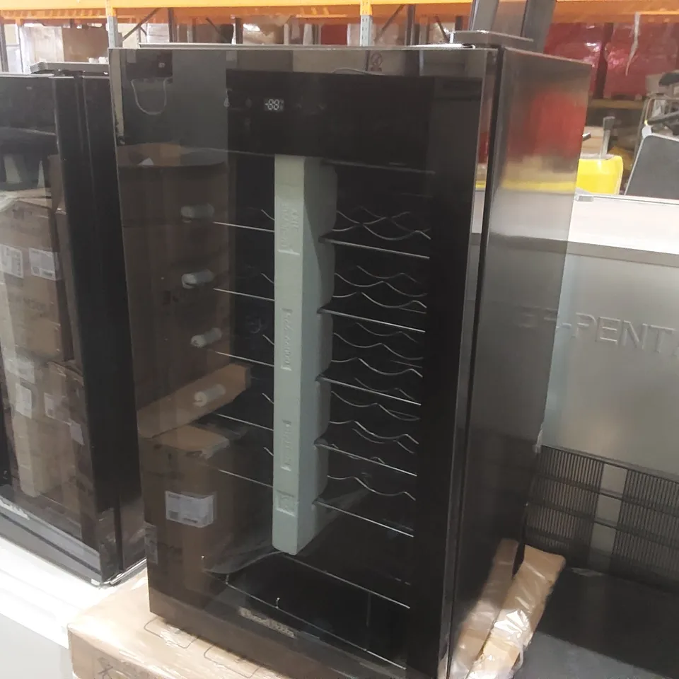 RUSSELL HOBBS GLASS DOOR DRINKS FRIDGE