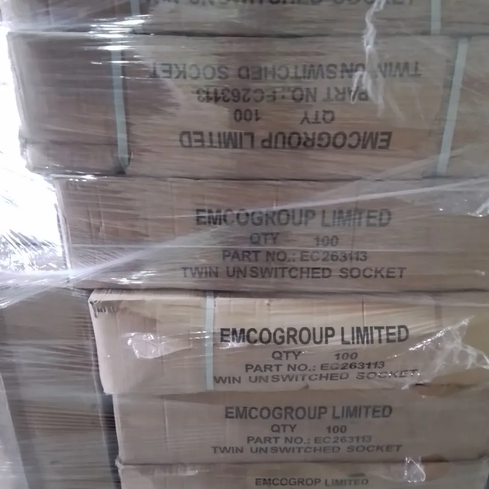 PALLET OF APPROXIMATELY 2800 OF EMCO TWIN UNSWITCHED SOCKETS - EC 263113