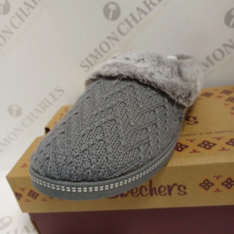 BOXED SKECHERS COZY CAMPFIRE SWEATER KNIT OPEN BACK SLIPPERS, GREY - SIZE 5