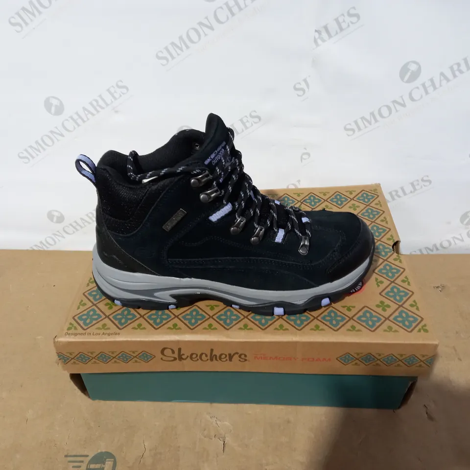 BOXED PAIR OF SKECHERS BLACK BOOTS - SIZE 5