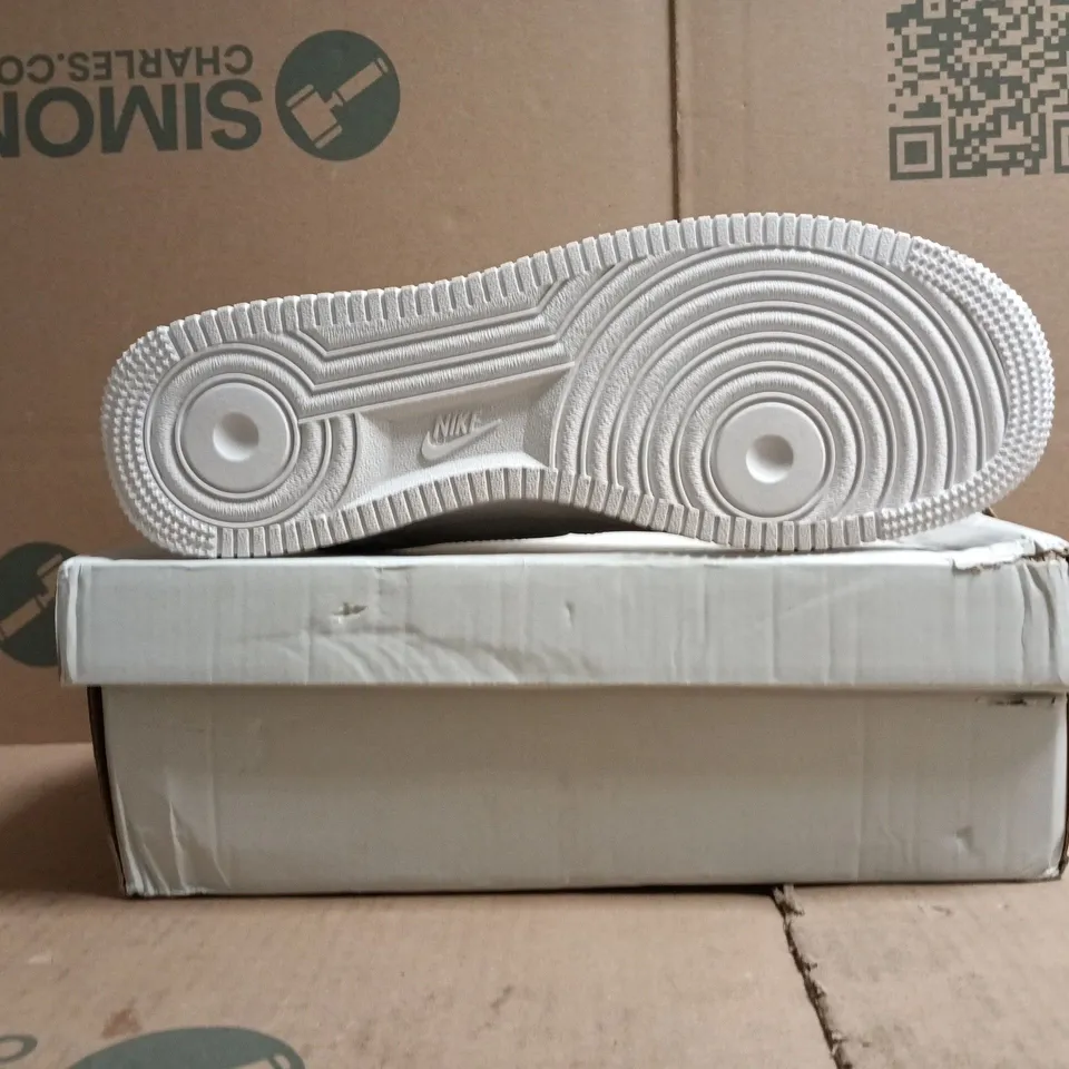 BOXED PAIR OF NIKE AIR FORCE 1 '07 TRAINERS IN WHITE SIZE UK 9.5