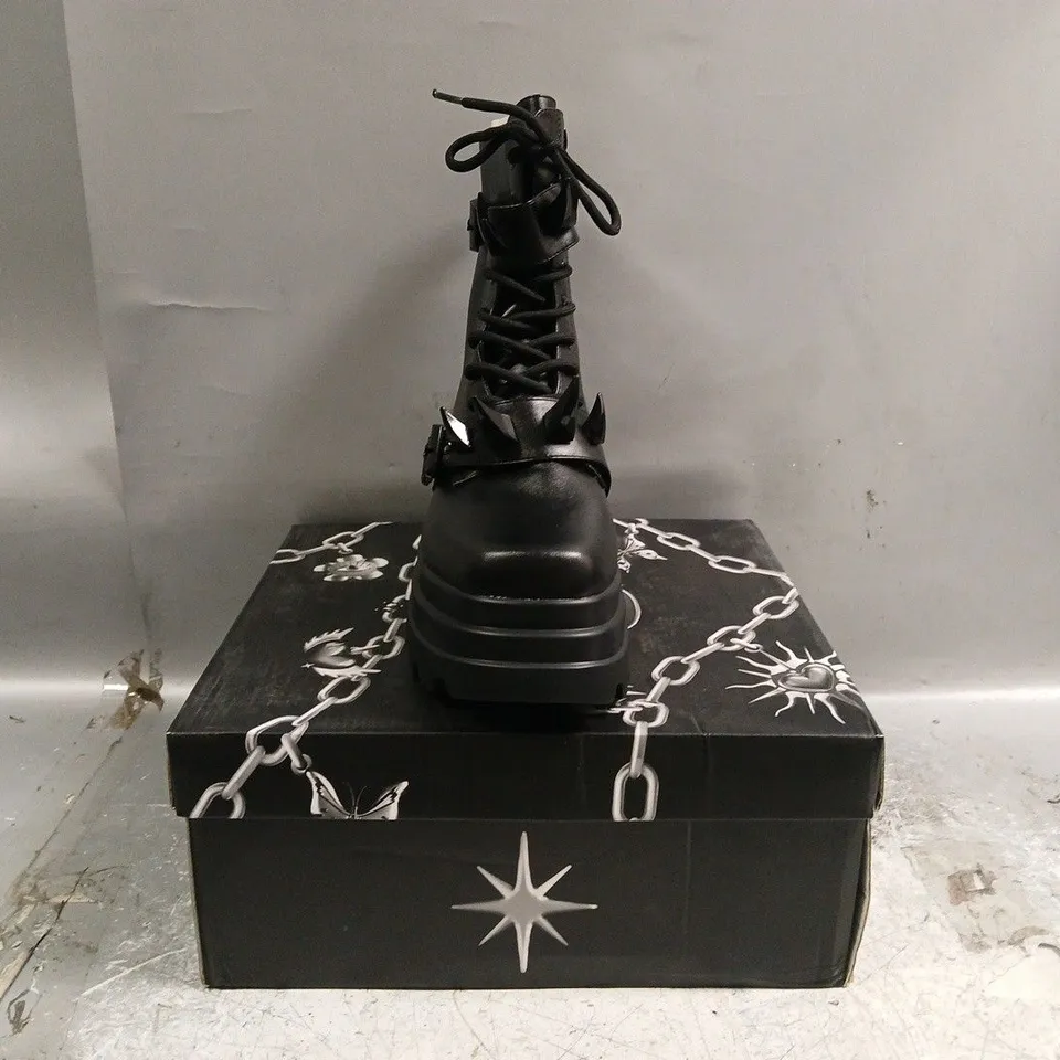 BOXED PAIR OF KOI SANTOKU TRIDENT SPIKE PLATFORM BOOTS IN BLACK SIZE UK 10