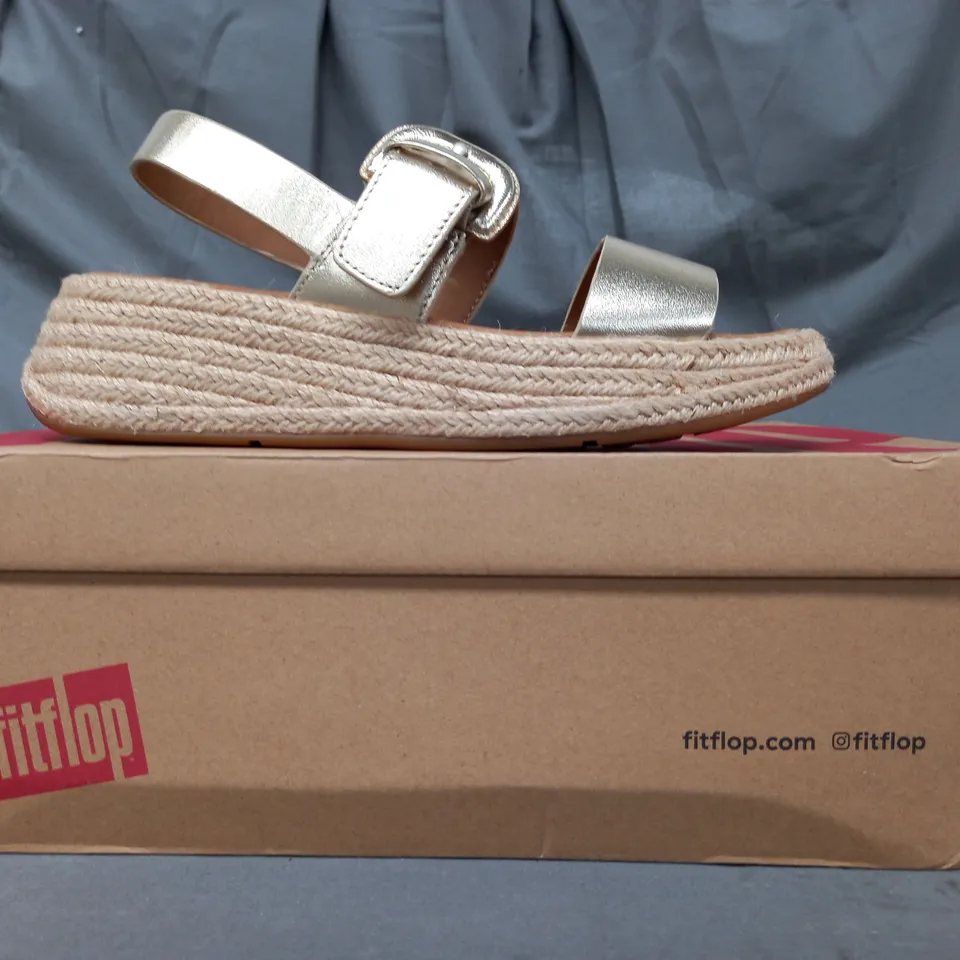 BOXED PAIR OF FITFLOP PLATFORM SANDALS IN METALLIC GOLD UK SIZE 4