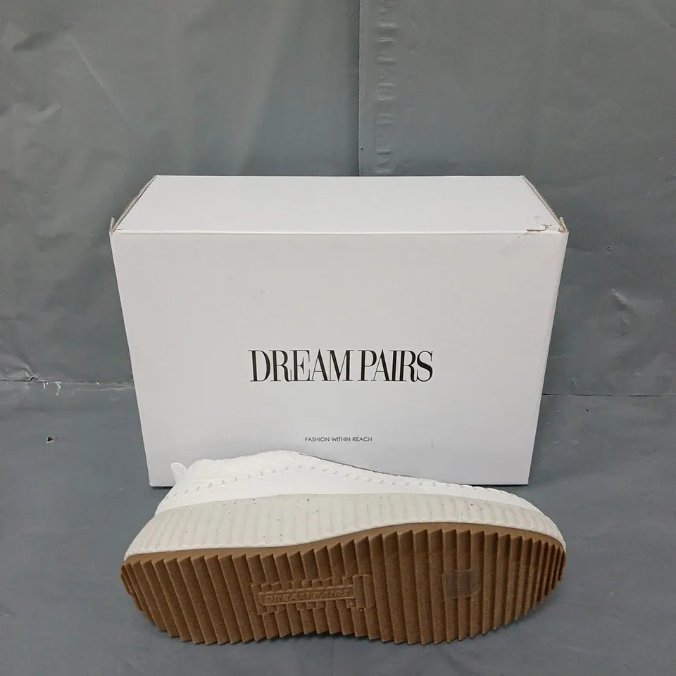 BOXED PAIR OF DREAM PAIRS WHITE LACE UP TRAINERS WOMENS UK 7.5 - DXW4JEEB