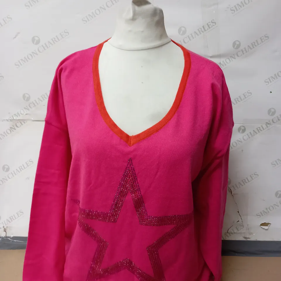 APPROXIMATELY 20 ASSORTED ITEMS OF CLOTHING TO INCLUDE SKECHERS HOODED TOP SIZE L, BEN DE LISI JUMPER SIZE M, FRANK USHER JUMPER SIZE L/XL