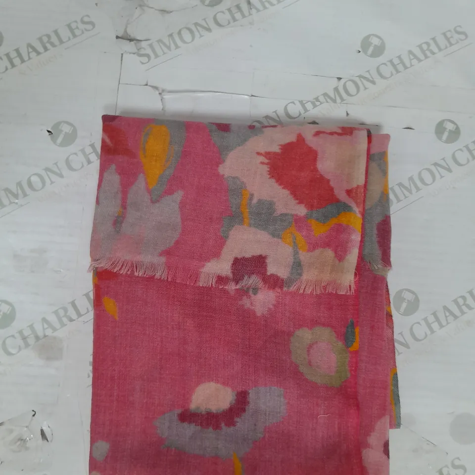 COLLIER CAMPBELL FRINGE SCARF IN PINK FLORAL ONE SIZE