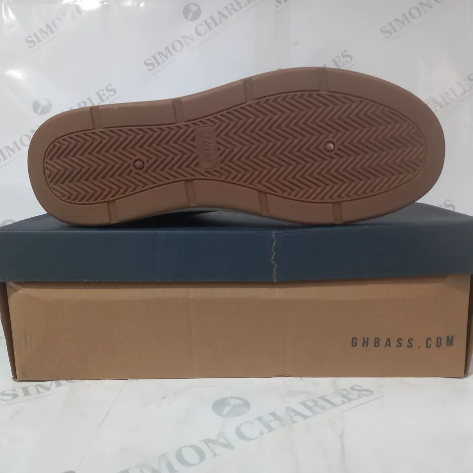 BOXED PAIR OF BASS ANKLE BOOTS IN BROWN/TAN UK SIZE 9