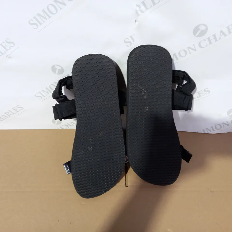 PAIR OF PULL&BEAR BLACK SANDALS SIZE 45
